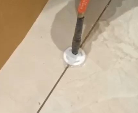 滁州市瓷砖空鼓维修公司专业解答瓷砖在铺贴过程中，如果没有涂抹均匀到位的粘结材料（如水泥砂浆或瓷砖胶），可能会导致以下问题
